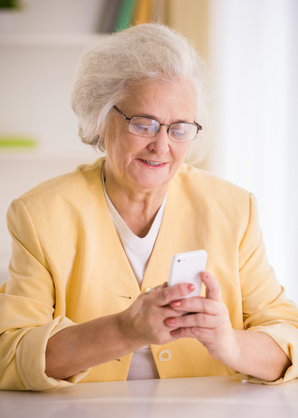 Idősebb nő portréja - Fotó, kép