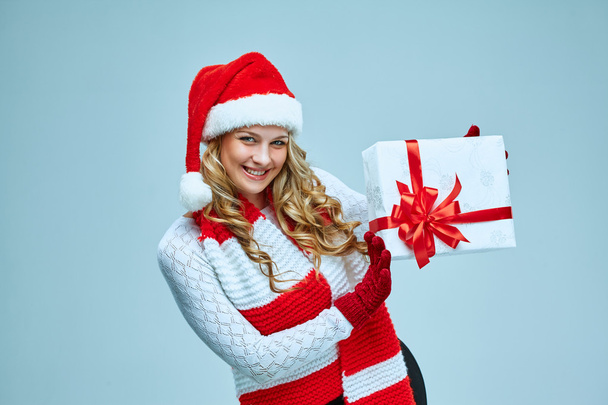 красивая молодая женщина в одежде Санта-Клауса - Фото, изображение