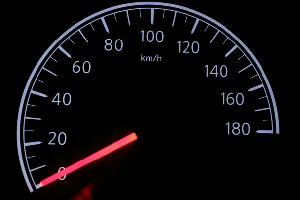 Geschwindigkeitsmessung im Auto - Foto, Bild