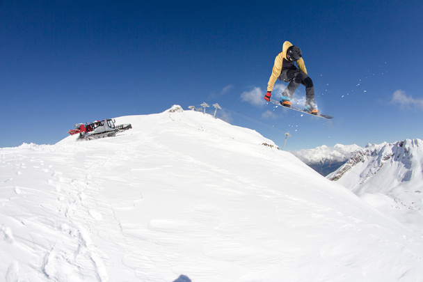 山、極端なスポーツにスキーヤーを飛んでください。 - 写真・画像