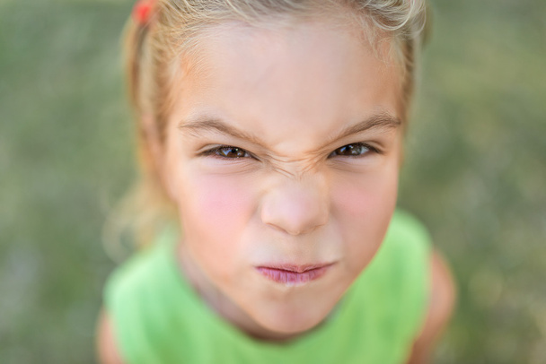 little girl poses faces - Foto, afbeelding