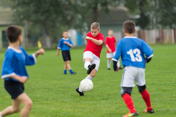 jongen schoppen Voetbal - Foto, afbeelding