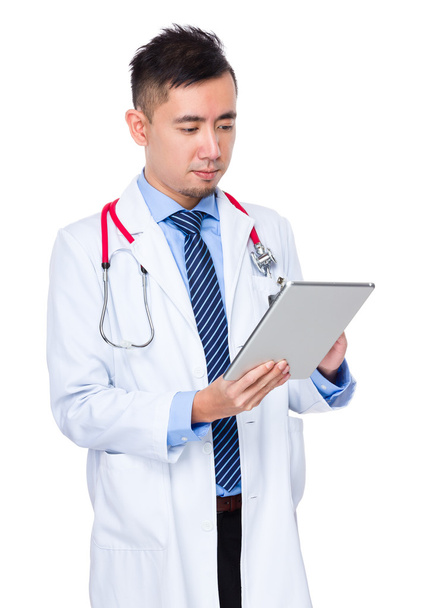 Aziatische mannelijke arts in witte jas - Foto, afbeelding