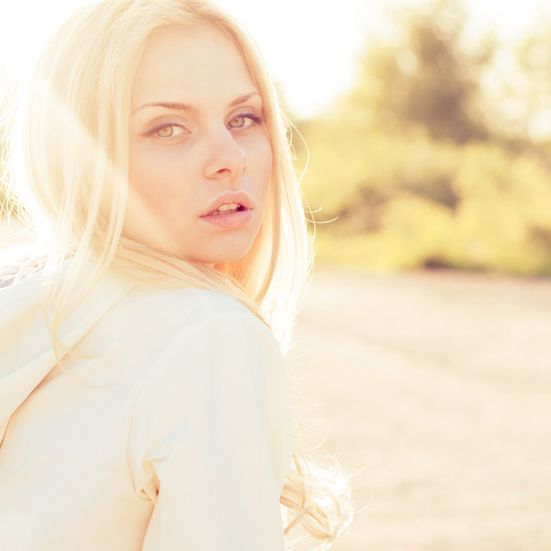Blondes Mädchen Nahaufnahme Porträt in Sonnenstrahlen - Foto, Bild