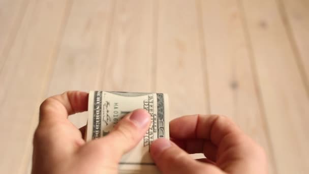 emberi kéz számít a pénz, a fából készült háttér - Felvétel, videó