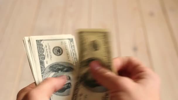 ludzkie ręce policzyć dolarów na tle drewniane - Materiał filmowy, wideo
