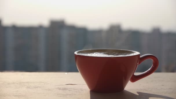 Tasse Morgenkaffee auf der hölzernen Fensterbank - Filmmaterial, Video