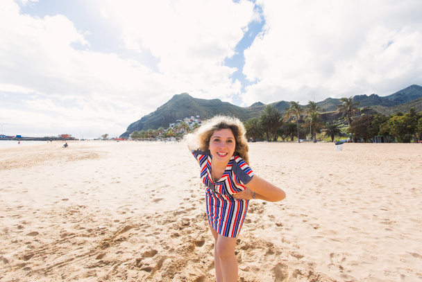 Hermosa chica en la playa corriendo
 - Foto, imagen