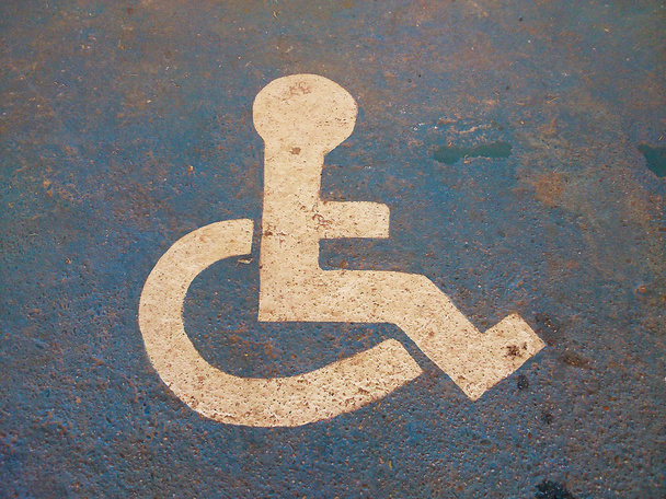 Σήμα αναπηρικών καρεκλών στο δρόμο στο νοσοκομείο - Φωτογραφία, εικόνα
