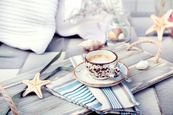 Чашка кофе эспрессо подается на винтажном деревянном подносе, с марином
 - Фото, изображение