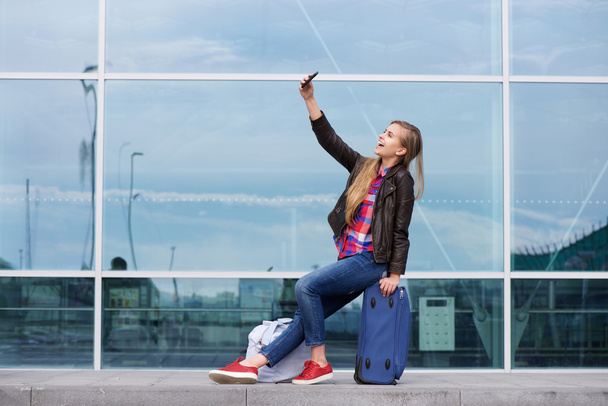 Seyahat çantaları ile selfie alarak güzel genç kadın - Fotoğraf, Görsel