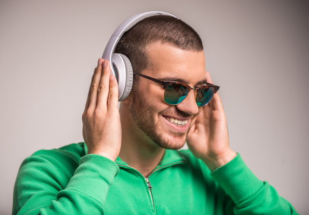 Hombre escuchando música - Foto, imagen