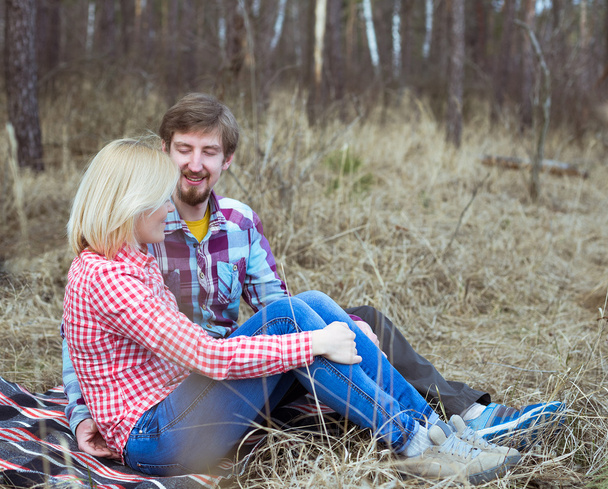 Young lovely couple relax in the forest - Fotoğraf, Görsel