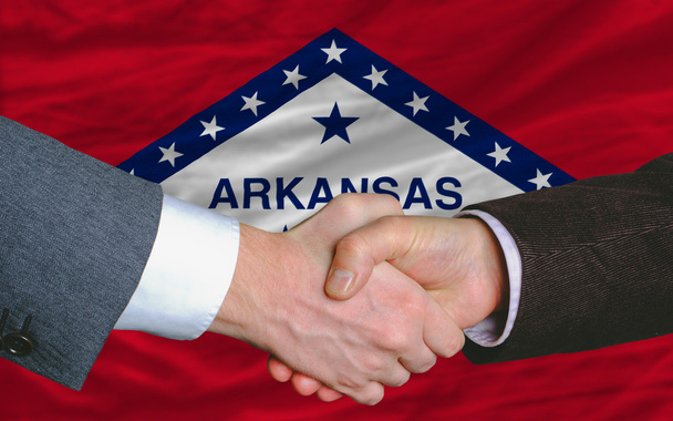 přední americký státní vlajka arkansas dva podnikatelé ruky - Fotografie, Obrázek