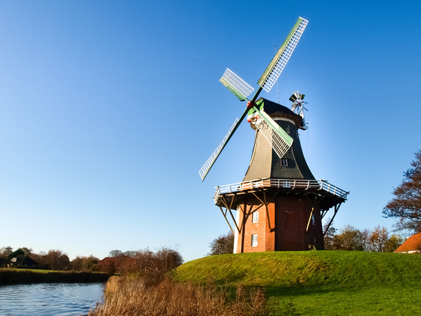 Greetsiel, традиционная голландская мельница
 - Фото, изображение