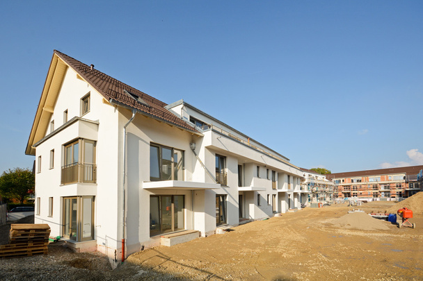 Nuovi edifici residenziali con passerella e strutture esterne
 - Foto, immagini