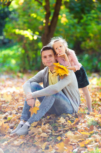 美しい秋の日を楽しんで幸せな家族 - 写真・画像