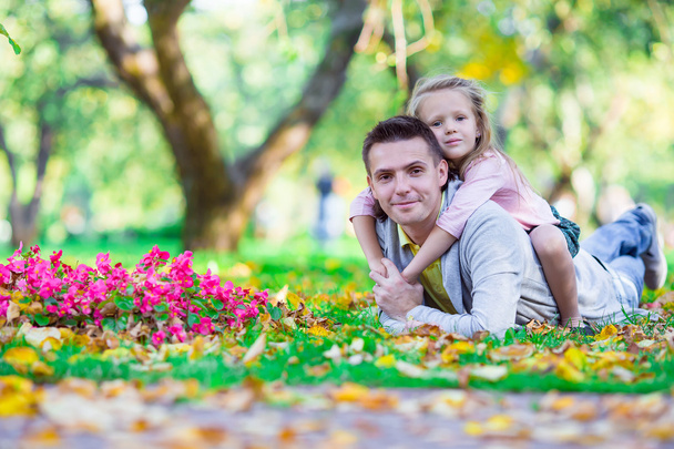 Familia feliz divirtiéndose en hermoso día de otoño
 - Foto, Imagen
