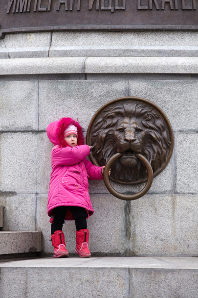 Niño bajo el Monumento
 - Foto, Imagen