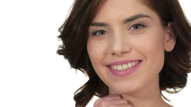 Closeup portret van mooie vrouw model gezicht met huid Stichting op witte achtergrond - Video