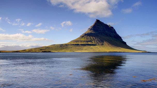 Monte Kirkjufell desde Grundarfjordur
 - Foto, Imagen