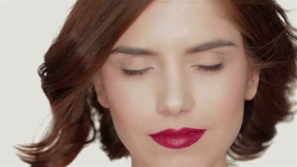 Nő arcát a haj motion fehér háttér - Felvétel, videó