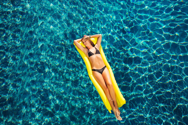 Nő, pihentető, úszó medence tutajon - Fotó, kép