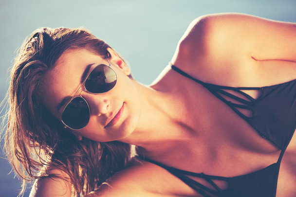 Beautiful Woman in Bikini Relaxing By the Pool at Sunset - Foto, Bild
