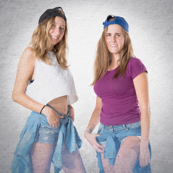 Twee vrienden met hun skateboards - Foto, afbeelding