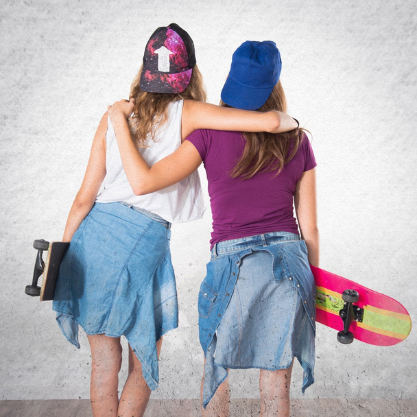 zwei Freunde mit ihren Skateboards - Foto, Bild