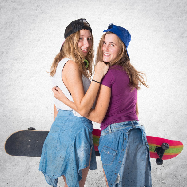Два друга со скейтбордами
 - Фото, изображение