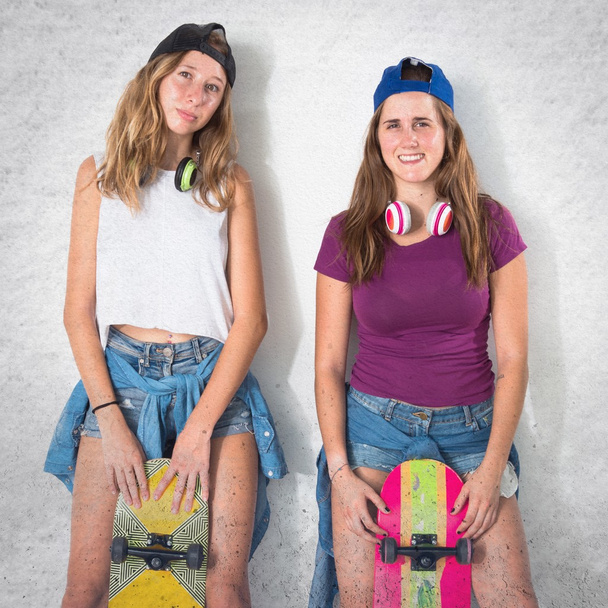Два друга со скейтбордами
 - Фото, изображение