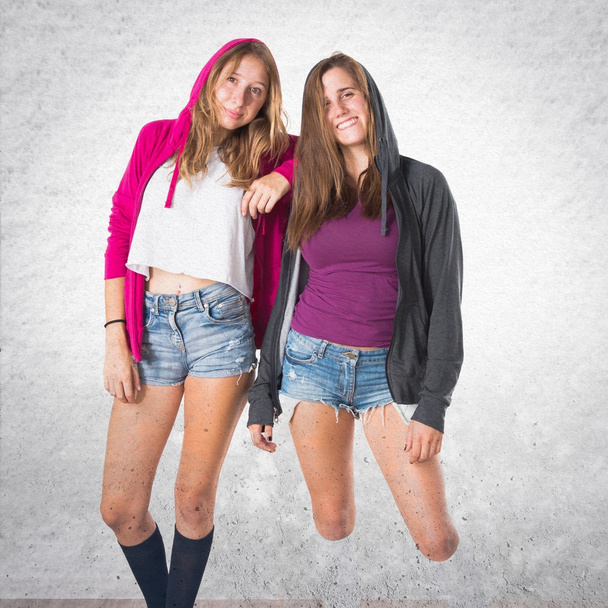 Dva přátelé se skateboardem - Fotografie, Obrázek