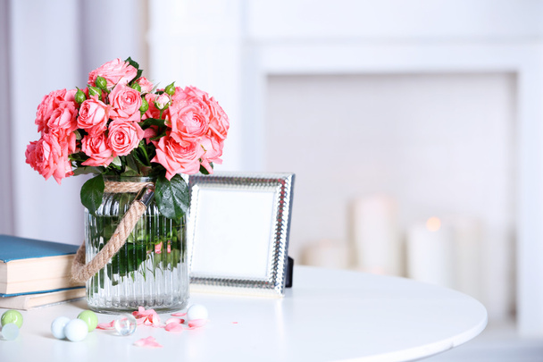 Beautiful rose in vase on table in room - Fotografie, Obrázek