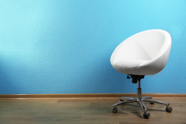 Białe krzesło na tle ściany niebieskie - Zdjęcie, obraz