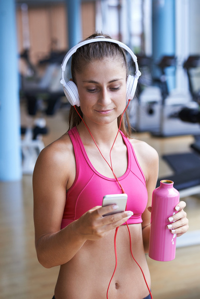 woman with headphones in fitness gym - Zdjęcie, obraz
