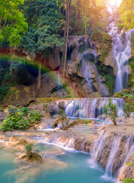 Καταρράκτη στο τροπικό δάσος (Tat Kuang Si Waterfalls στο Luang praba - Φωτογραφία, εικόνα