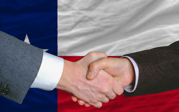 Перед американским флагом штата Техас два бизнесмена handsha
 - Фото, изображение
