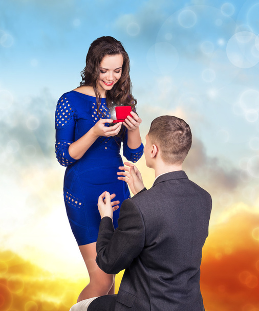 Jonge man maakt een voorstel zijn vriendin - Foto, afbeelding