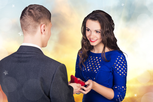 Young man makes a proposal to his girlfriend - Φωτογραφία, εικόνα