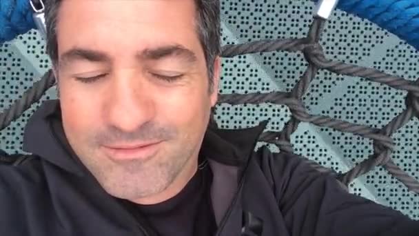 Hombre de cuarenta años soñando despierto en un columpio
 - Metraje, vídeo