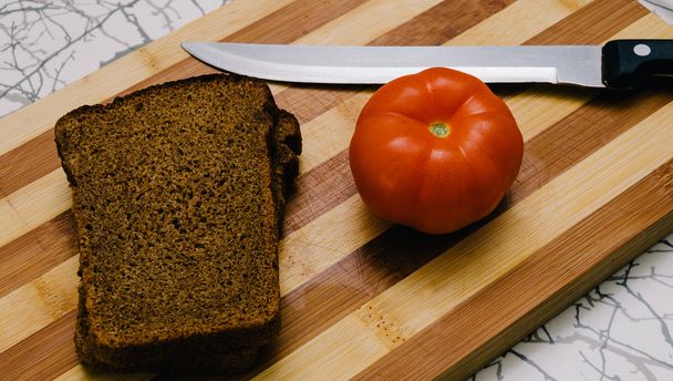 Bread, Tomato And Knife - Foto, afbeelding