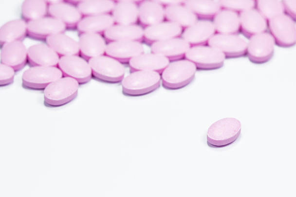 Рожеві таблетки ізольовані на білому тлі
 - Фото, зображення