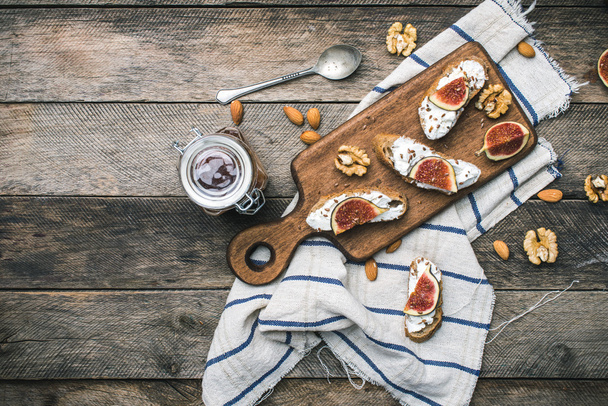 Tasty Bruschetta with jam and figs on napkin - Foto, Imagen
