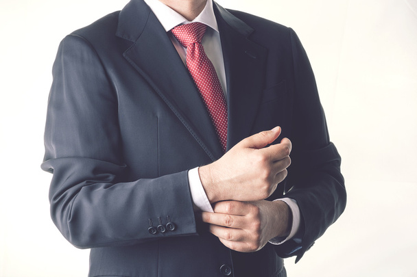 Homem de negócios bem sucedido abotoando seu terno
 - Foto, Imagem