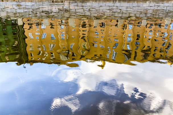 townhouses reflected in the water - Фото, зображення