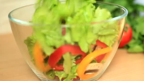 mezcla de ensalada de dieta con cucharas de madera
 - Metraje, vídeo