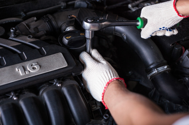 Hands of car mechanic - Foto, imagen