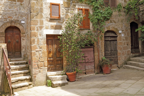Cour italienne dans le village toscan
 - Photo, image