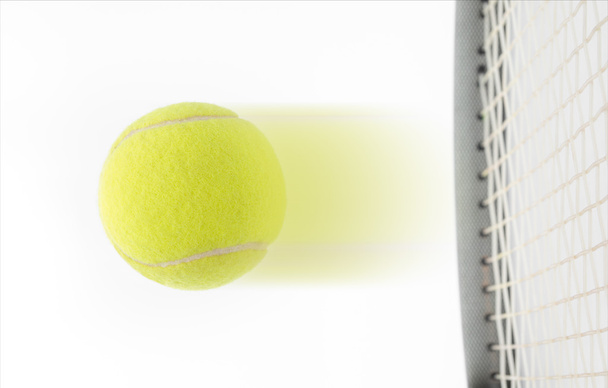 Pelota de tenis golpeada por una raqueta
 - Foto, imagen